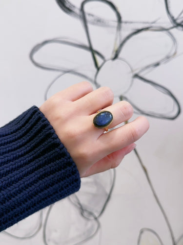 modelshots_All Gender Cocktail Labradorite Stone Ring