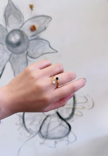 modelshot_Amare Wear Dual Black Onyx with Freshwater Pearl Coil Ring