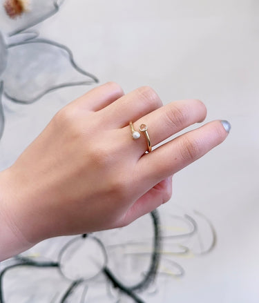 modelshot_Amare Wear Dual White Topaz with Freshwater Pearl Coil Ring