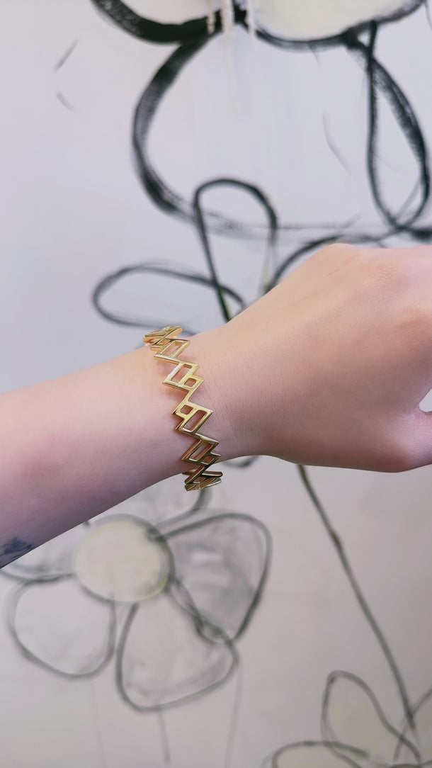 modelshot_Amare wear logo cuff